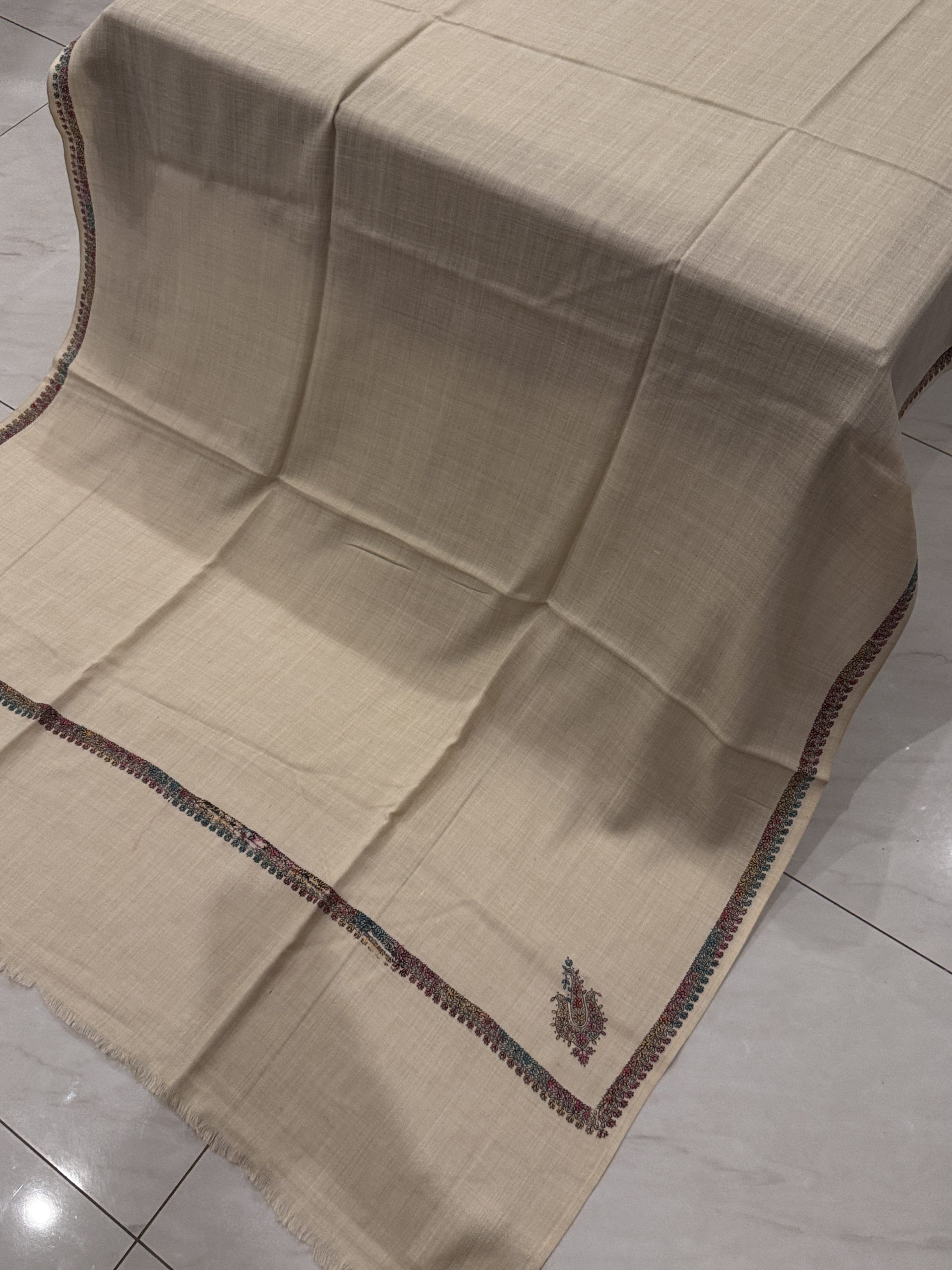 Aqsa – Ivory Pashmina Shawl with Traditional Kingri-Style Border (2.5 Yards) - Image 2