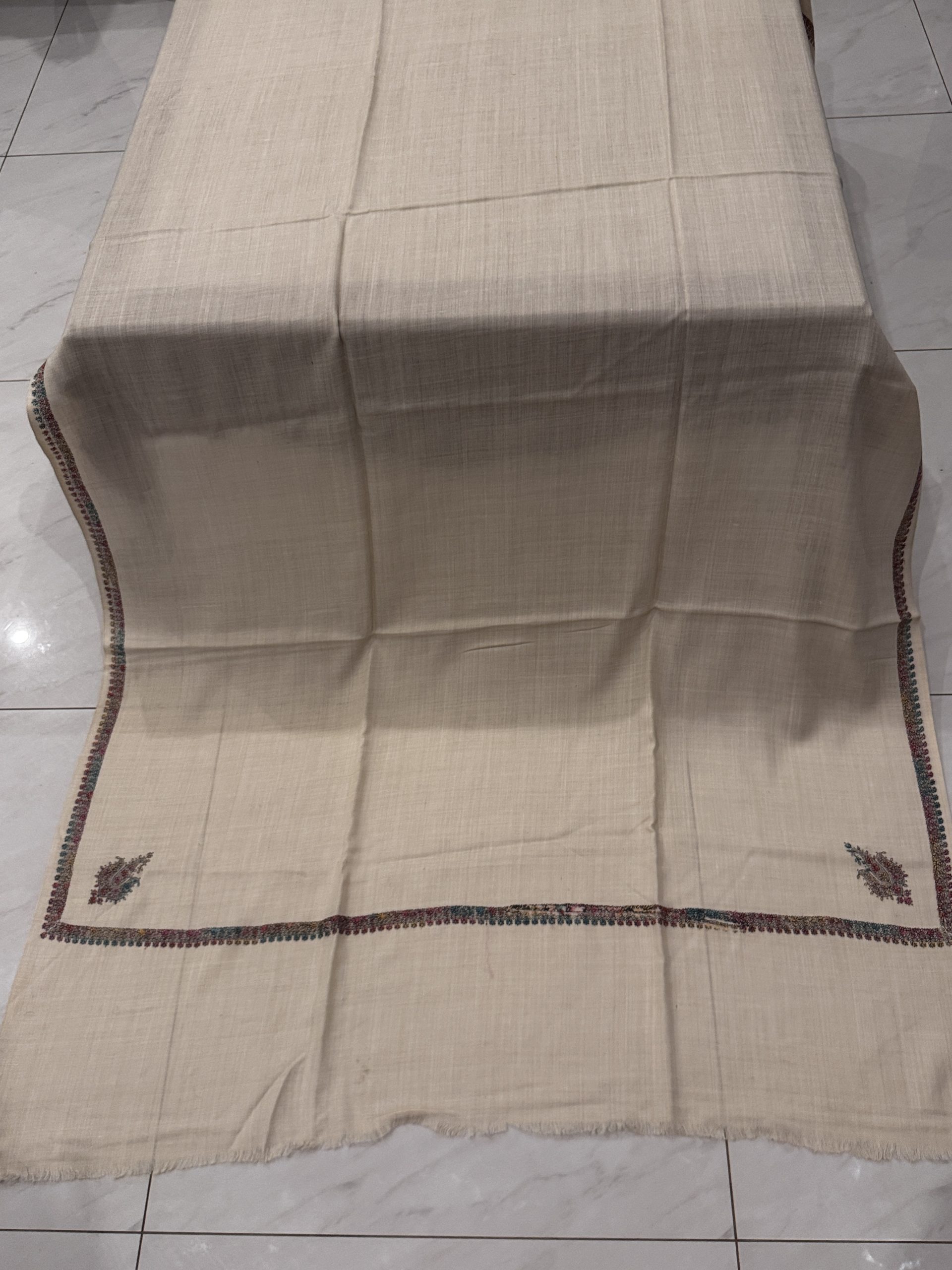 Aqsa – Ivory Pashmina Shawl with Traditional Kingri-Style Border (2.5 Yards)