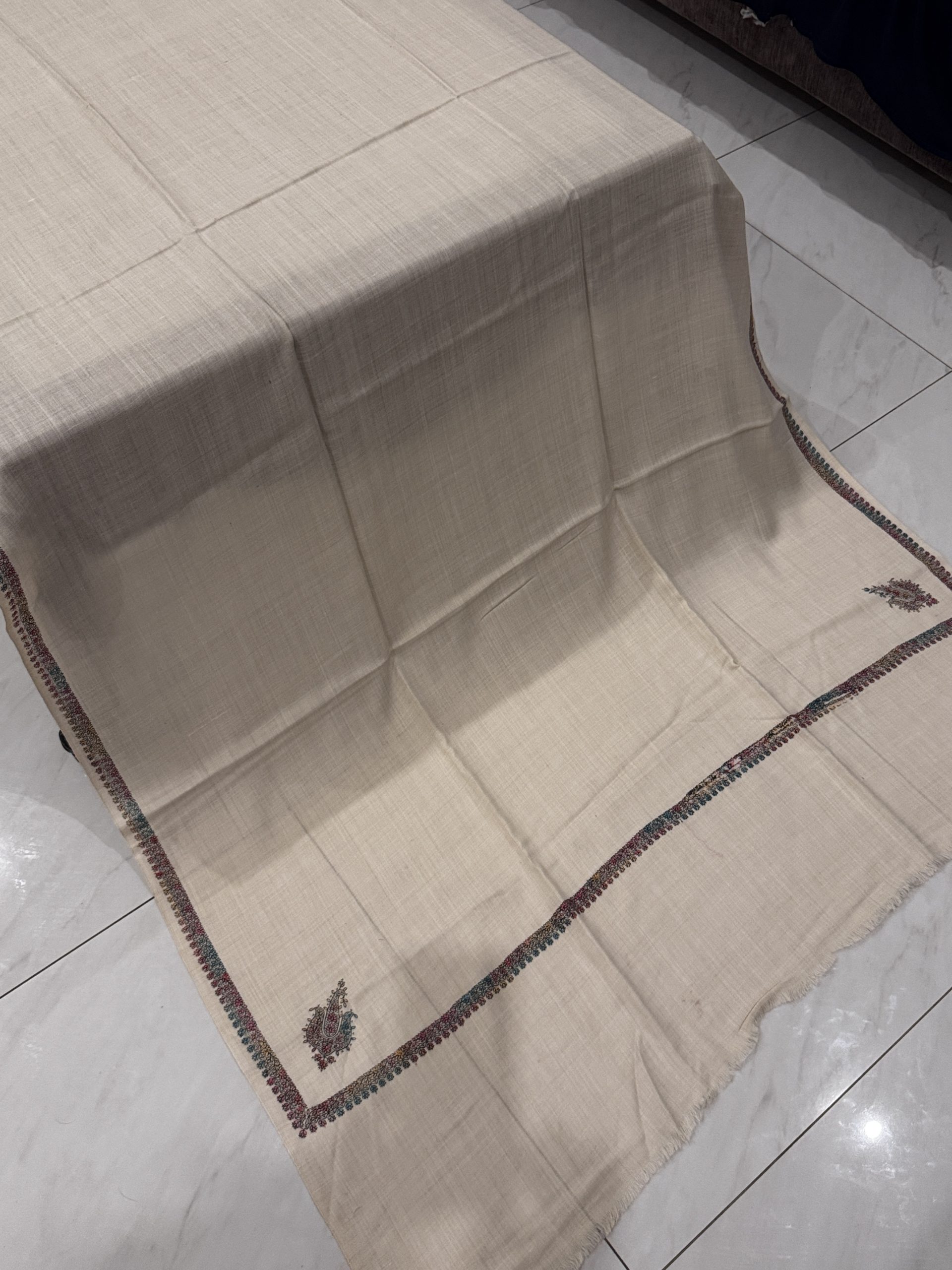 Aqsa – Ivory Pashmina Shawl with Traditional Kingri-Style Border (2.5 Yards) - Image 3