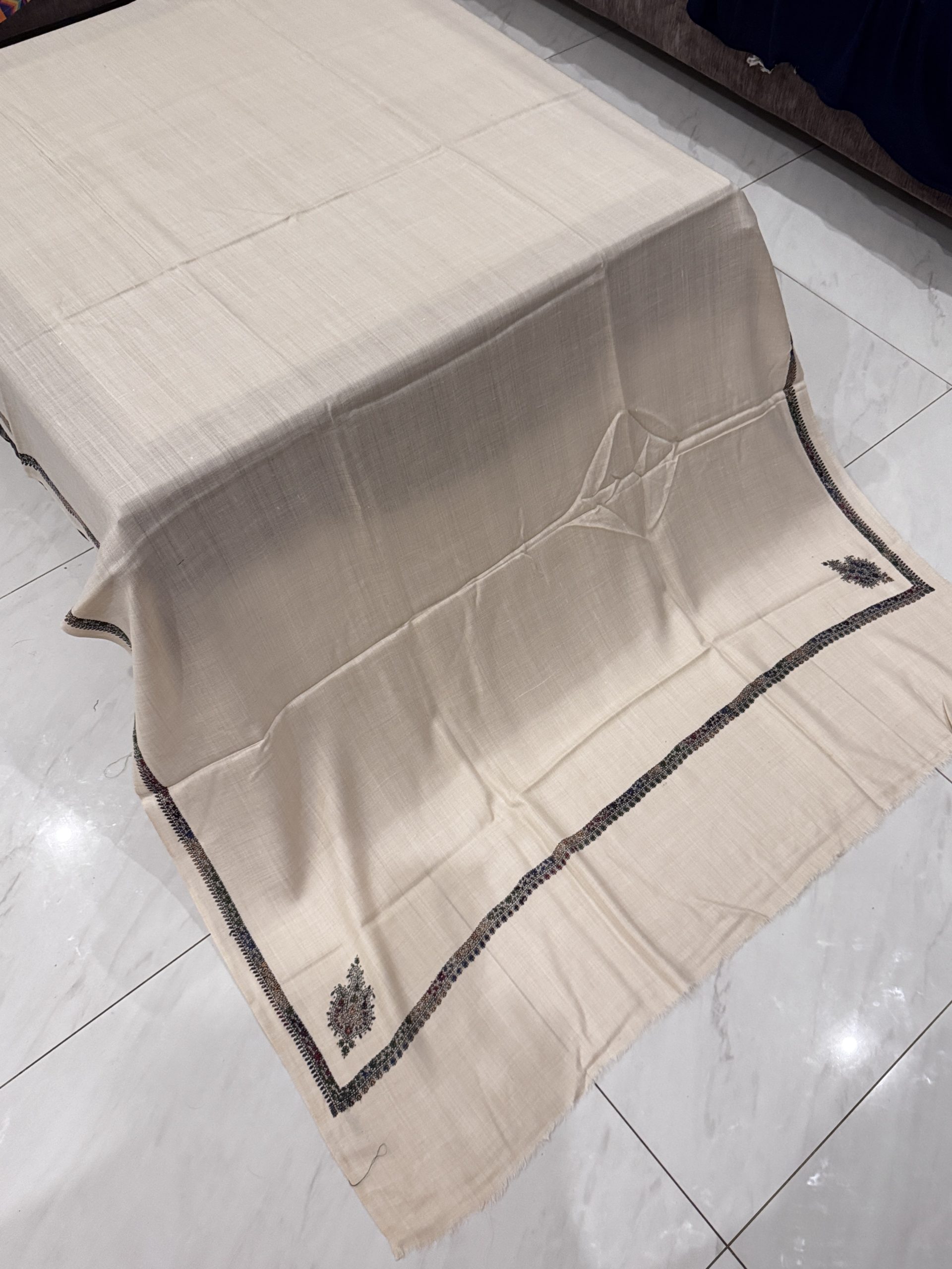 Zoya – Ivory Pashmina Shawl with Traditional Kingri-Style Border (2.5 Yards)